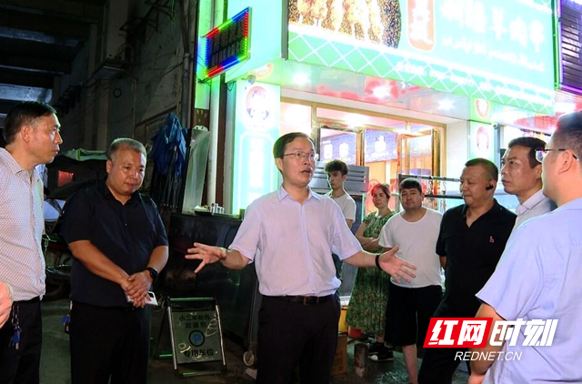 左志锋在清水塘路暗访检查烧烤摊油烟净化设备使用情况 (2).jpg