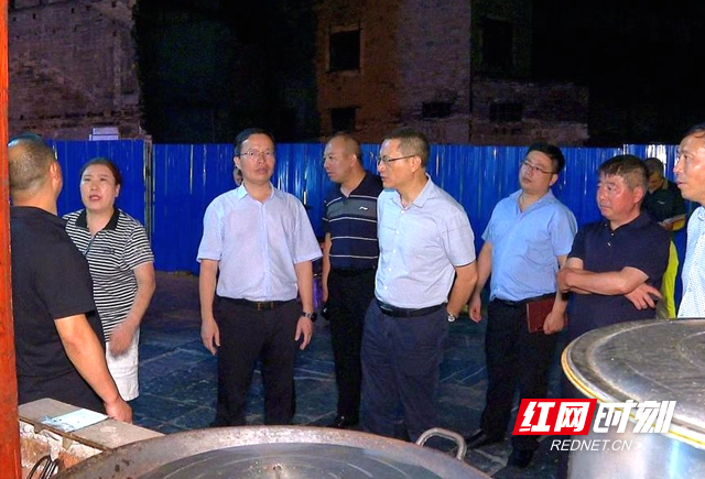 左志锋在向东街检查餐饮门店煤改气、改电情况.jpg