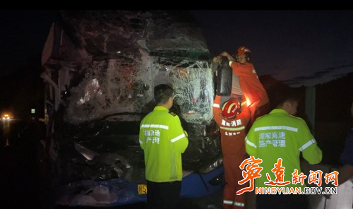 宁远：前车突然减速致客车追尾 消防紧急救援被困司机_副本500.jpg