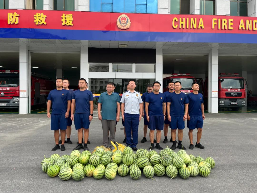 热心民营企业家情系火焰蓝慰问消防救援队员(图6)