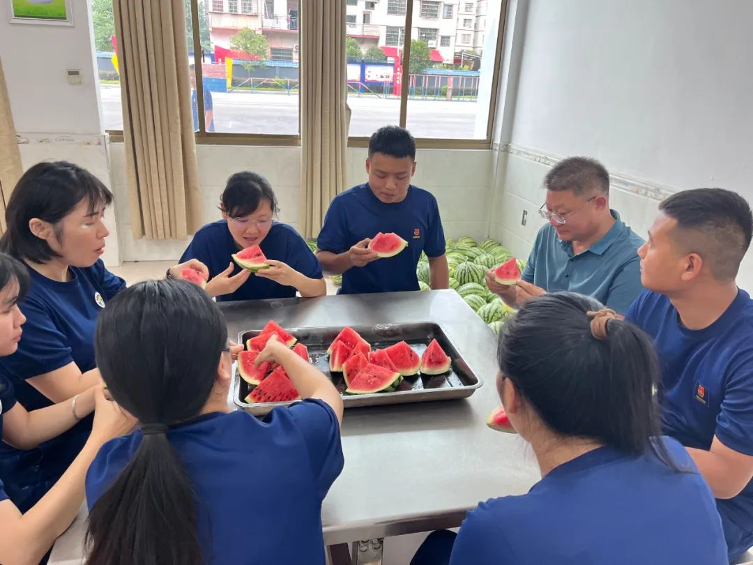 热心民营企业家情系火焰蓝慰问消防救援队员(图4)