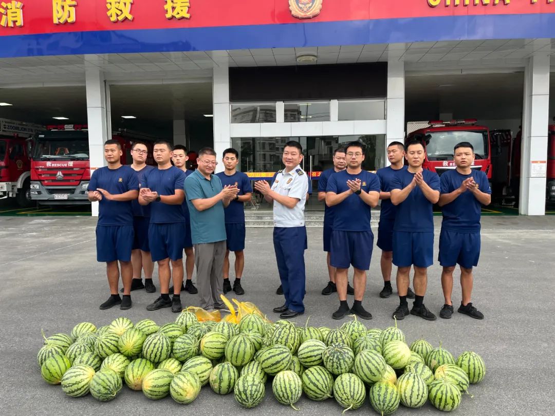 热心民营企业家情系火焰蓝慰问消防救援队员(图5)