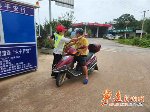 宁远：小小劝导站 守护出行“大平安”_副本500.jpg