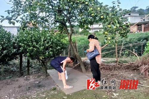 工作人员检查厕所施工情况.jpg