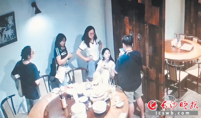 　　女网红发布的“和闺蜜吃饭遭陌生男子要求陪酒”视频截图。