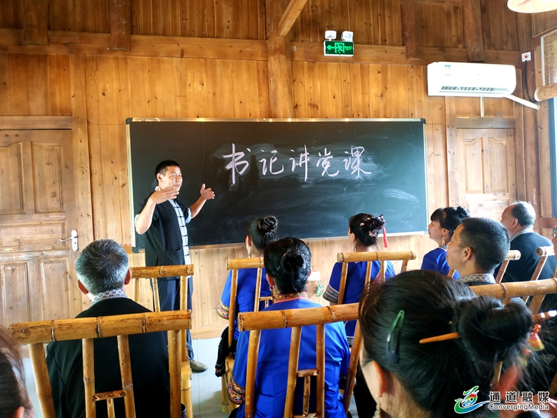 支部书记上党课，增强志愿服务和责任意识.jpg