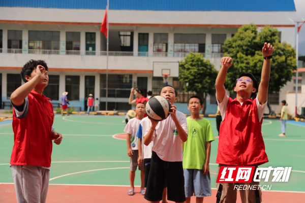 志愿者教孩子打篮球.jpg