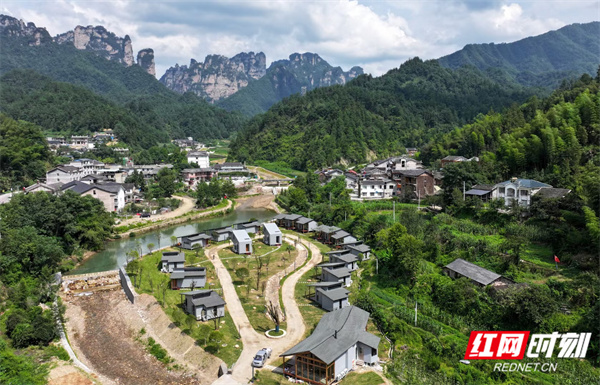 中湖乡野鸡铺村野溪河畔，点缀着各式各样的帐篷、星空住房、房车。.jpg