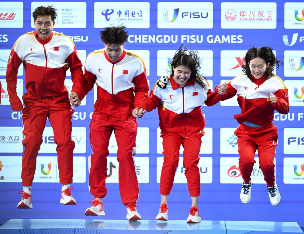 8月1日，中国队选手王谷开来、覃海洋、张雨霏、李冰洁（从左至右）在男女混合4x100米混合泳接力颁奖仪式上。新华社记者吴刚摄