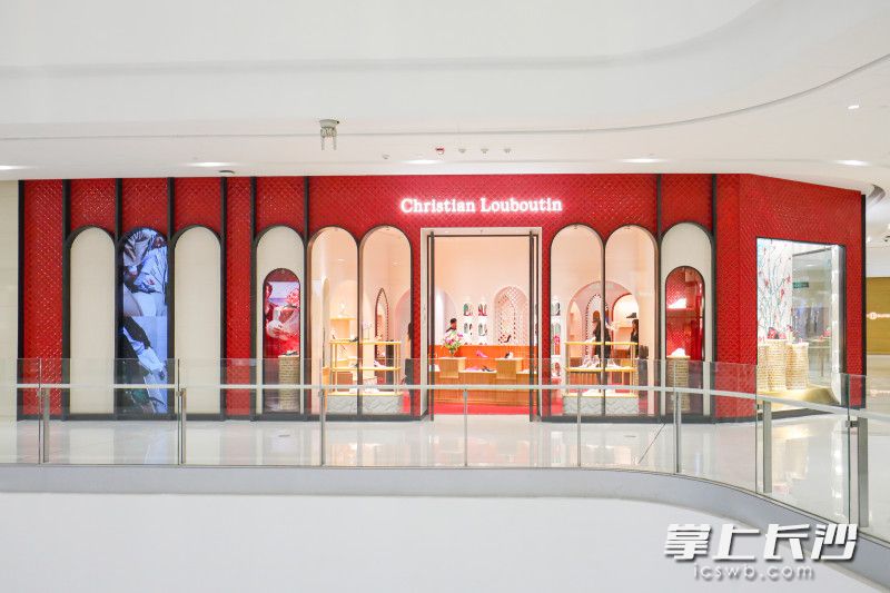 位于长沙国金中心的法国“红底鞋”Christian Louboutin华中首店。