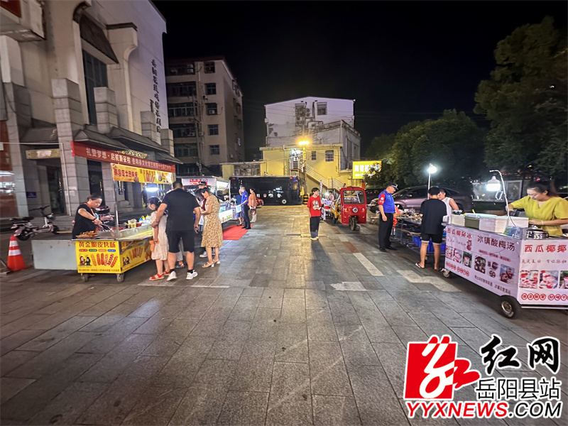 天鹅影剧院前的夜市.jpg 天鹅影剧院前的夜市.jpg