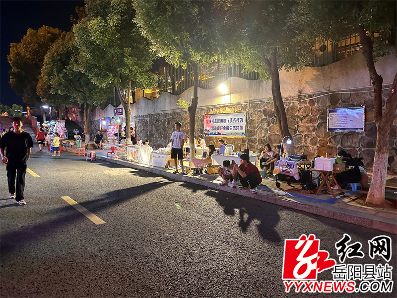 文艺西路的规范经营区.jpg 文艺西路的规范经营区.jpg