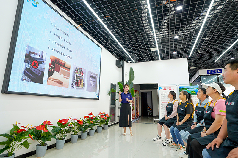 2023年7月2日，河北省唐山市路南区初心家园零工市场服务站的工作人员在为求职者进行家政技能培训。