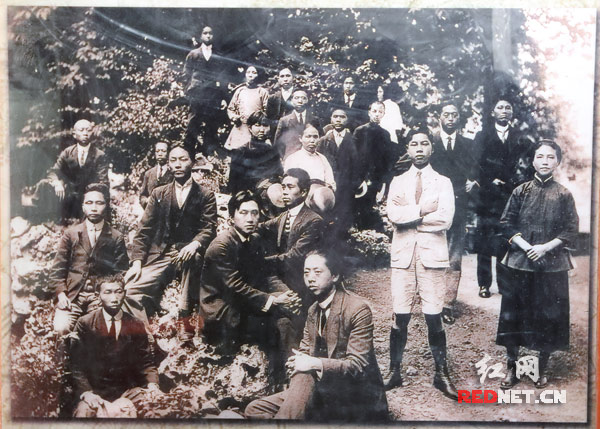 1920年，赴法的新民学会会员在蒙达尔纪聚会，讨论学会方针。图为与会的新民学会会员合影。.png