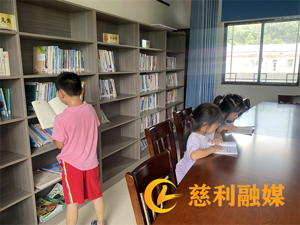 荷叶村农家书屋 (2).jpg