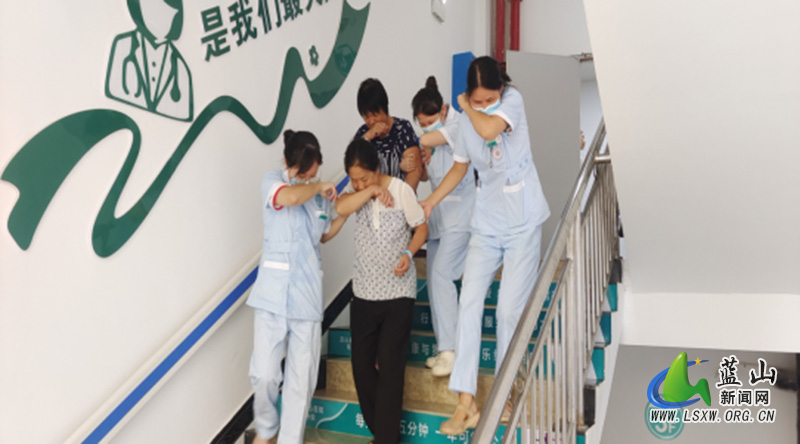 塔峰镇中心卫生院开展消防应急演练培训1.jpg