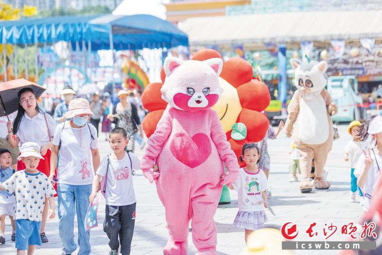 　　这个暑假，长沙延续上半年的热度，文旅市场持续火爆。图为长沙世界之窗，小朋友们正与人偶互动。长沙晚报全媒体记者 冯启阳 摄