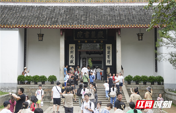 8月1日，湖南大学岳麓书院游人如织。（图片来源：湖南省人民政府网站）.png