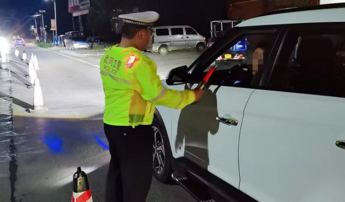 守护当“夏”！武冈交警宣传引领夜查酒驾不放松(图2)