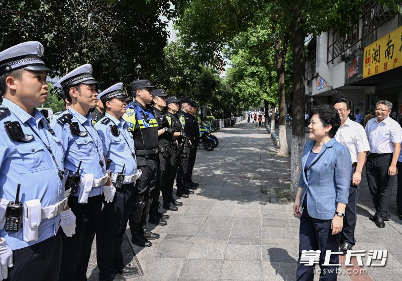 吴桂英来到天心交警一中队岗亭，看望慰问执勤交警、特巡警。
