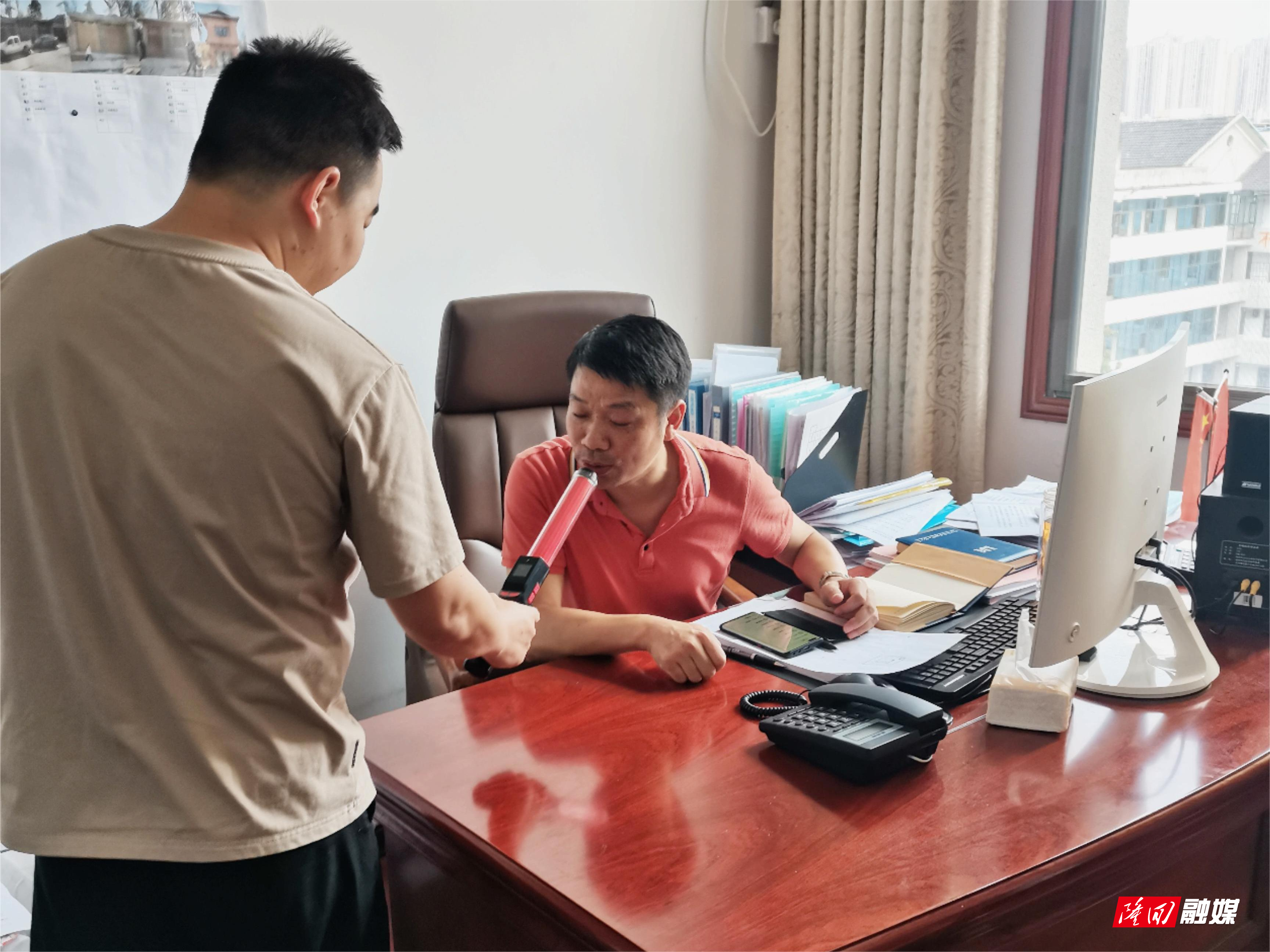 隆回县君晖实业有限公司开展工作日违规饮酒问题专项监督检查(图1)