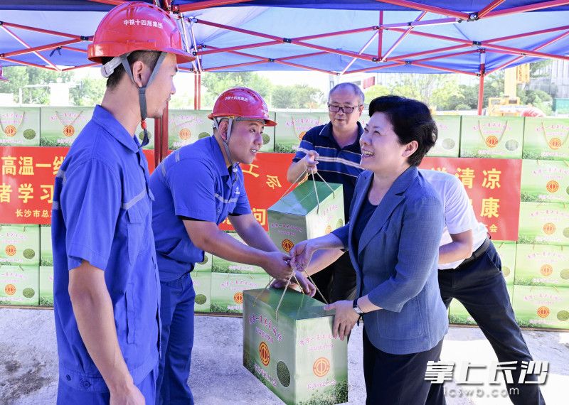 8月7日下午，省委常委、市委书记吴桂英来到湘雅路过江通道项目现场，慰问重点工程建设者。均为长沙晚报全媒体记者 余劭劼 摄