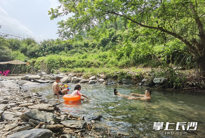 市民在山间树下享受溪水带来的清凉惬意。长沙晚报全媒体记者 周游 摄 市民在山间树下享受溪水带来的清凉惬意。长沙晚报全媒体记者 周游 摄