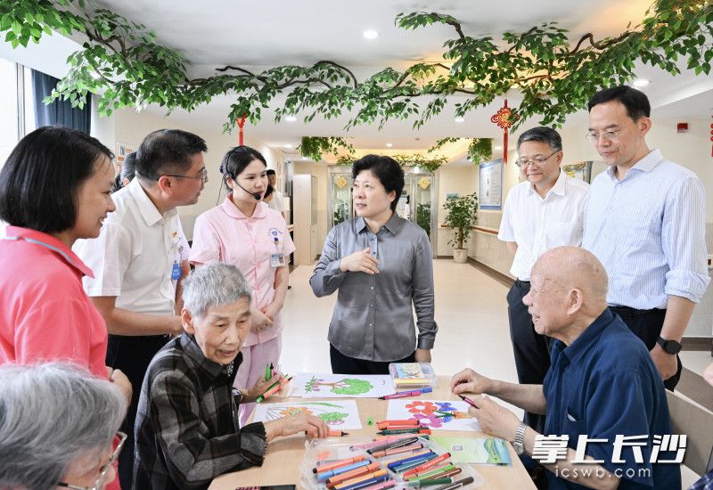 吴桂英来到长沙市第一社会福利院，就养老机构运行情况进行调研。