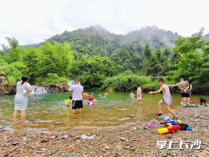 上周末,市民到山间溯溪解暑,享受清凉。长沙晚报通讯员 刘莉 供图 上周末,市民到山间溯溪解暑,享受清凉。长沙晚报通讯员 刘莉 供图