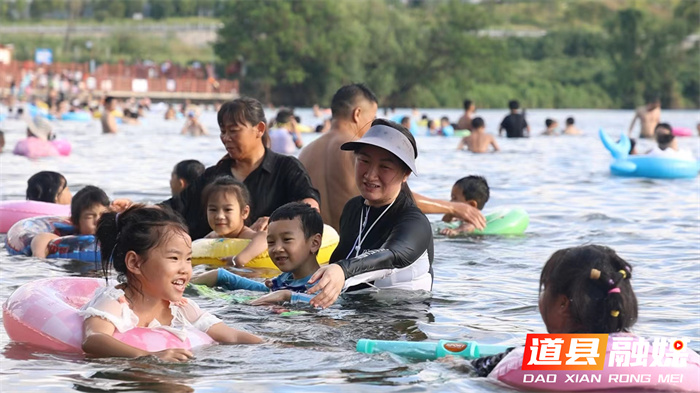 道县：水清岸绿 游客戏水享清凉2_副本.jpg