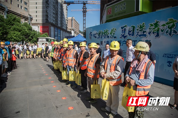 图二为建筑工人代表发放清凉礼包.jpg