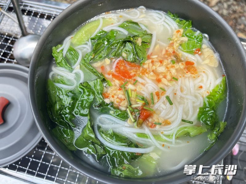 在溯溪露营时,市民进行野炊。受访者供图 在溯溪露营时,市民进行野炊。受访者供图