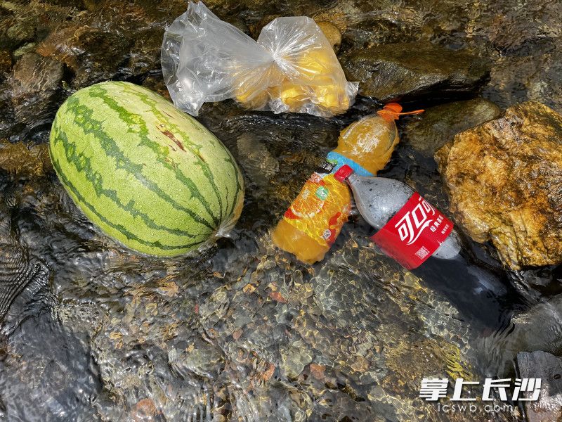 水果和饮料放入溪流中，是溯溪解暑必备。网友“Candy”供图