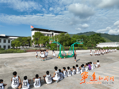 宁远慕投村：篮球公益训练营丰富孩子们的暑期生活_副本500.jpg