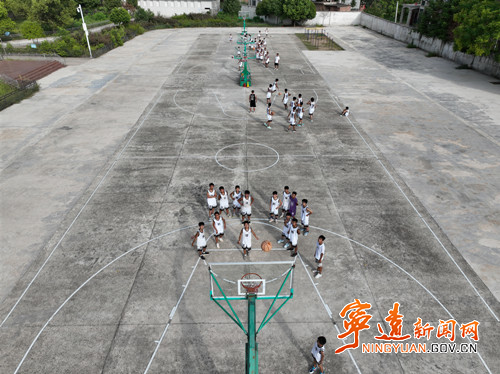 宁远慕投村：篮球公益训练营丰富孩子们的暑期生活2_副本500.jpg