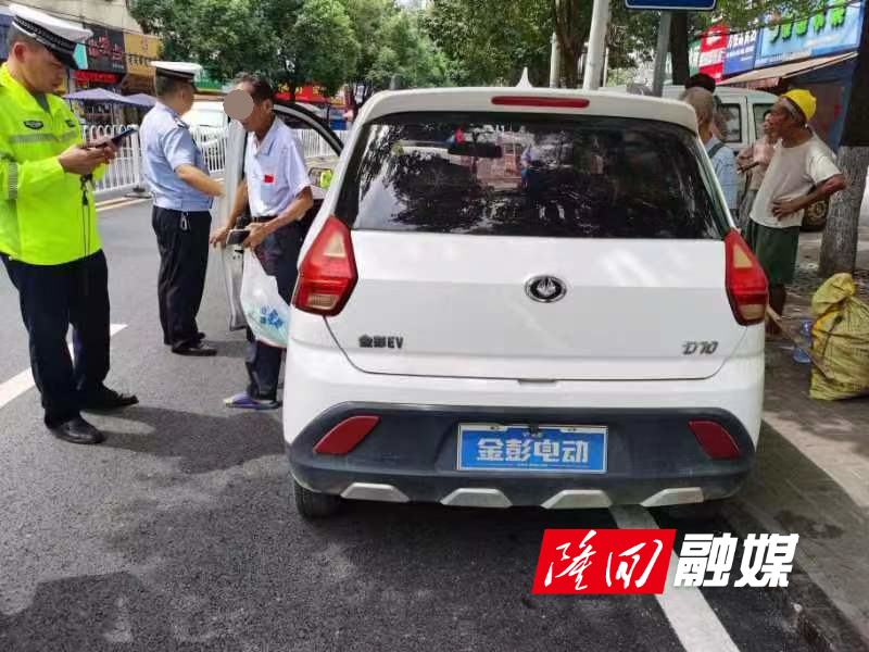 隆回一男子无证驾驶无牌车辆被查(图2)