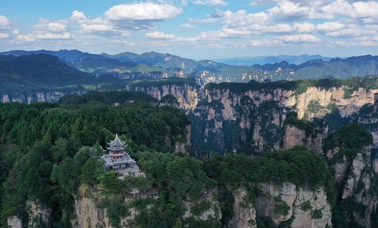 黄石寨是武陵源最大的凌空观景台，这里常年云雾缭绕，群峰座座，森林茂密，风景如画。.jpeg