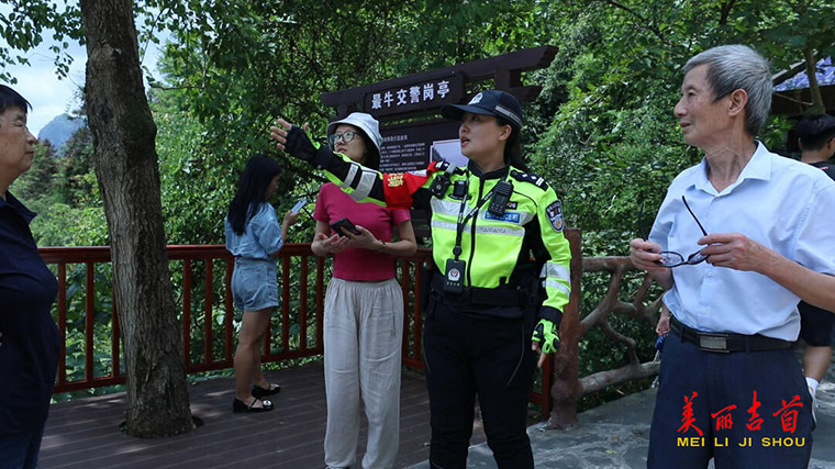 矮寨交警暑假不打烊 筑牢旅游安全风“警”线2.jpg