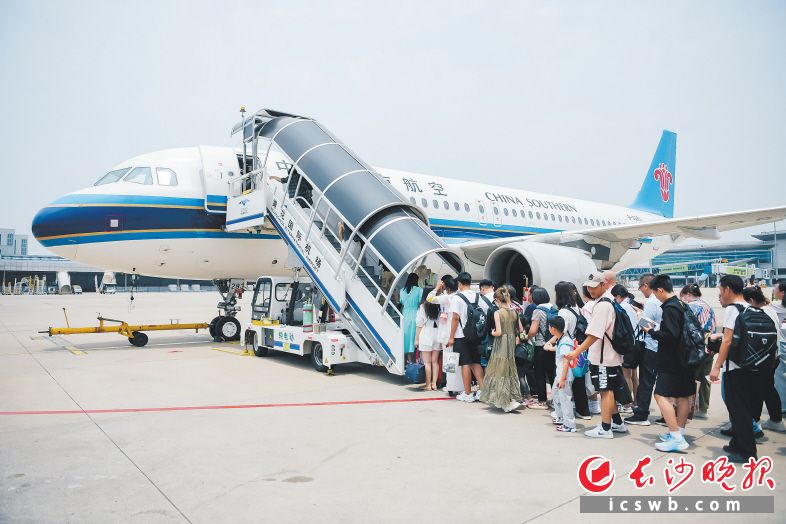 　　天气热，长沙旅游更热。这个暑假，长沙到处都是“人从众”，航空客运量持续高位运行。　　长沙晚报通讯员 曹弋远 摄