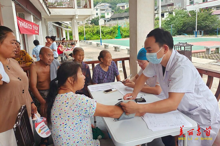 镇溪街道科技园社区:送医下乡暖人心 爱心义诊传真情1.jpg 镇溪街道科技园社区:送医下乡暖人心 爱心义诊传真情1.jpg