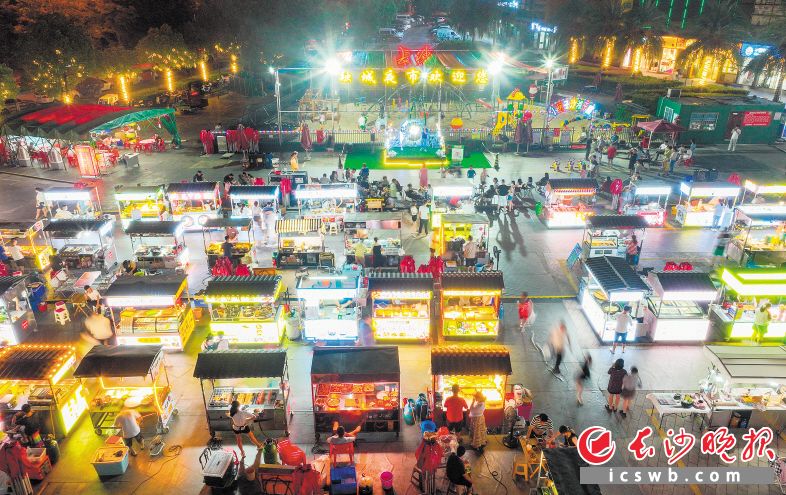 夜幕降临，位于中海环宇城广场门口的融城夜市开始热闹起来。 长沙晚报全媒体记者 刘晓敏 摄