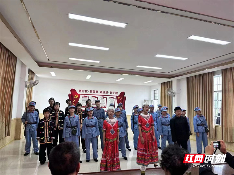 延寿瑶族乡中学红色教育基地孩子们表演“红军借据”.jpg