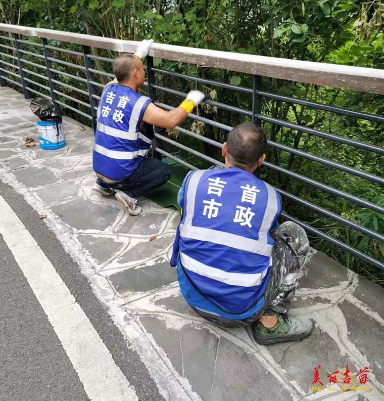 吉首：维修公园绿地破损设施 营造安全美观休闲环境2.jpg