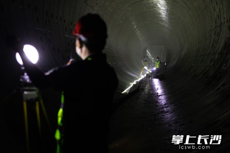 在地铁1号线北延线宿龙桥站盾构区间，测绘队员在进行限界测量。