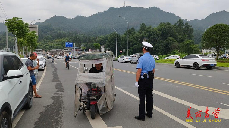 竭“警”全力 点亮“平安灯” 吉首交警持续开展道路交通整治2.jpg