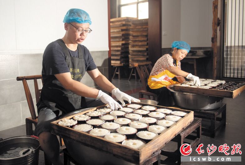 郭福娭毑小缽子甜酒在靖港已經有100年歷史，甜酒制作一直都是采用傳統的手工方式。均為長沙晚報全媒體記者 鄒麟 攝