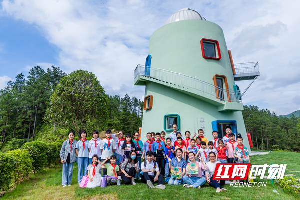 ▲2022年六一期间，拼多多“为你读书”公益行动走进星河天文台，向小河乡新河完全小学的孩子们捐赠了一批课外读物和体育用品。王威丨摄.jpg