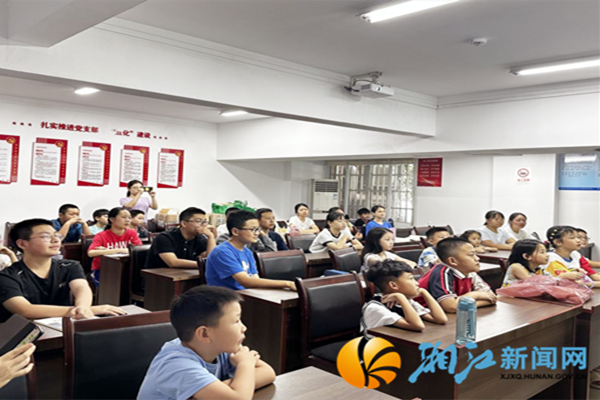 孩子们聚精会神地听课.png