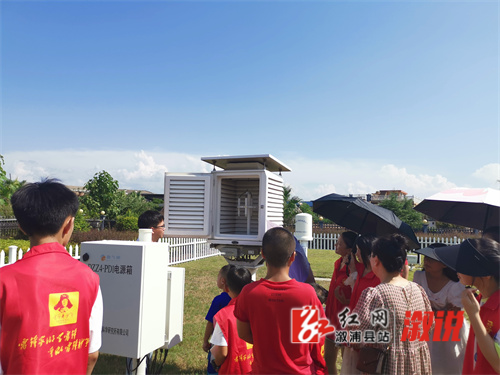 溆浦县气象局工作人员为小朋友们讲解气象仪器设备 摄影：刘欣.jpg