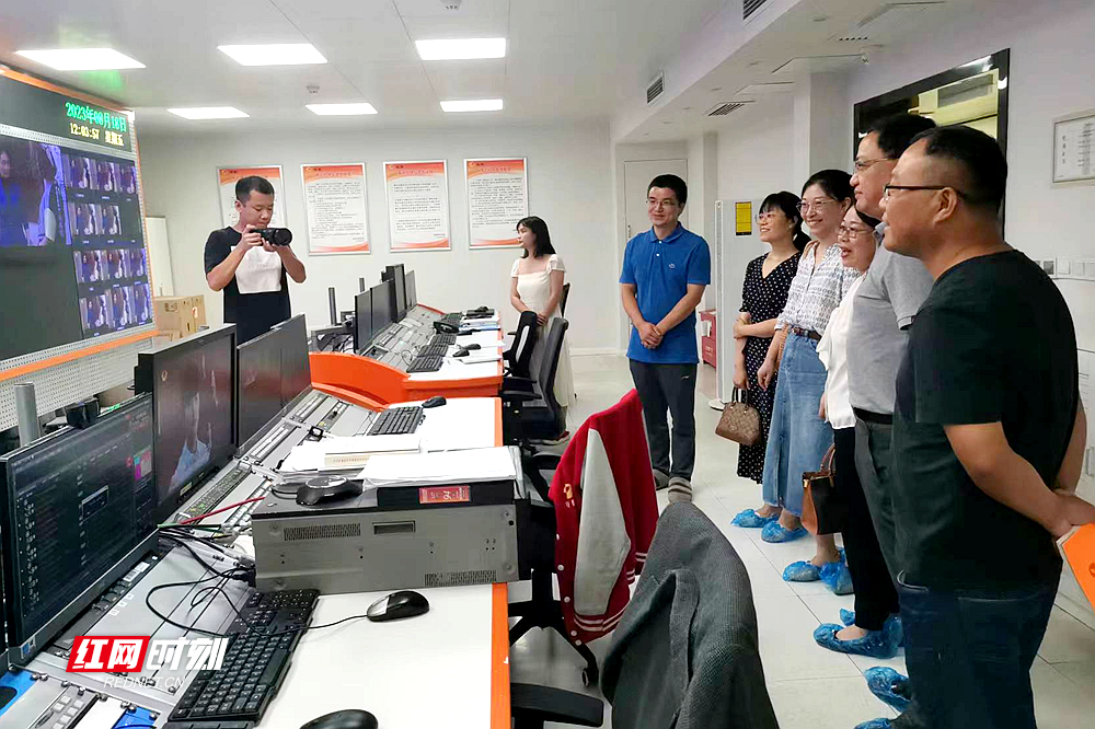 参观湖南电影频道播出机房。.png